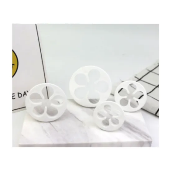 Set 4 decupatoare in forma de  trandafir