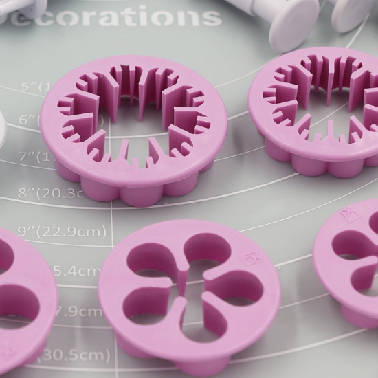 Set cu 33 de decupatoare din plastic
